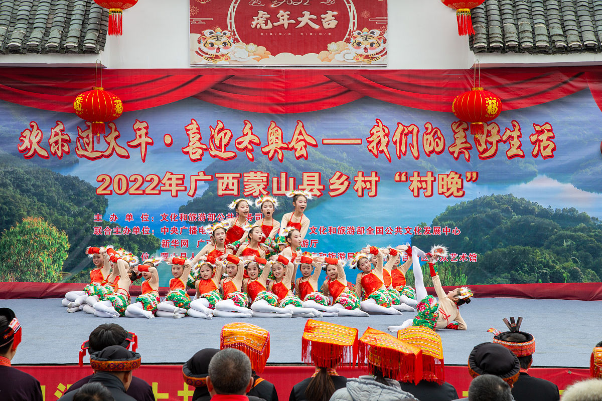 单集镇举办'移风易俗'文化演出，精彩纷呈引人入胜