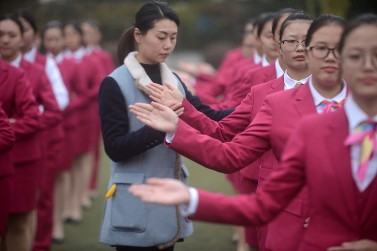 高铁学校：握手礼仪，塑造良好形象