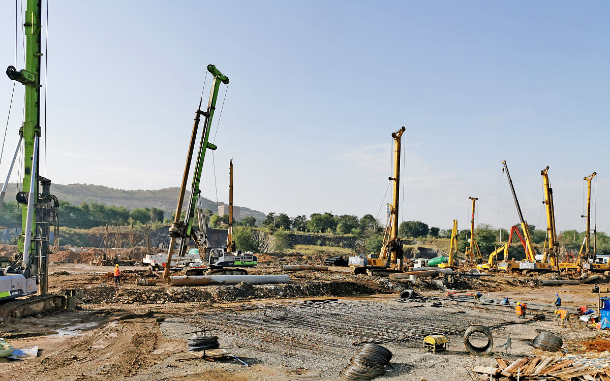 采用三轴搅拌桩机桩直径为Φ850间距：600mm水灰比15-2采用PC425复合硅酸盐水泥水泥掺量20；一副米要多少水泥量