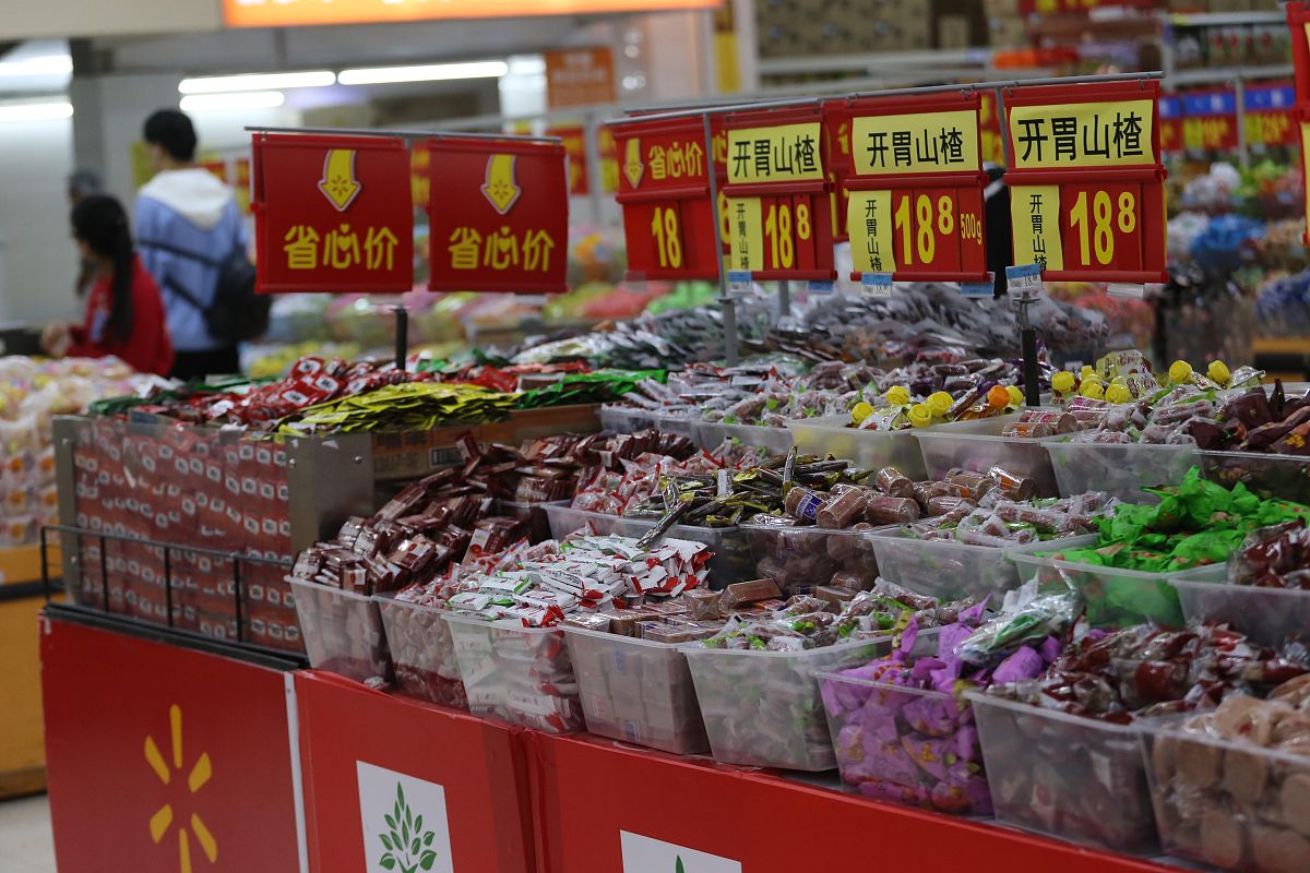 2019年4月11日,南京,市民在新街口一大型超市内购买蔬菜和各种食品.