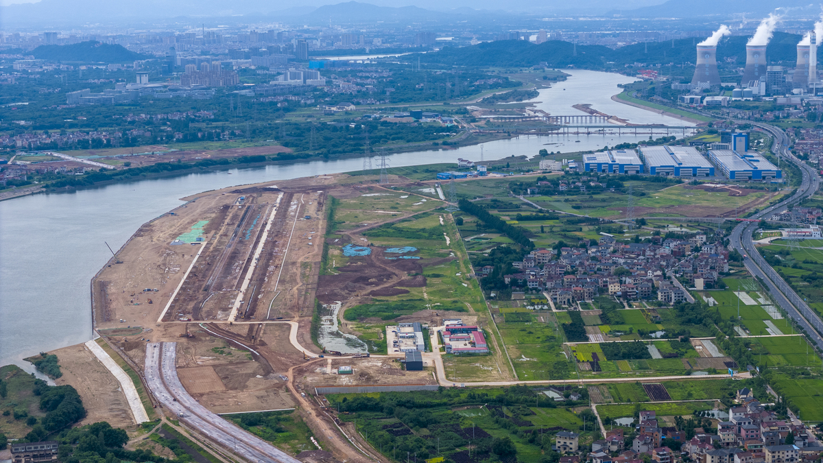萧山海岸线围垦工程代表工程：滨海新城、机场跑道、滨海公园等