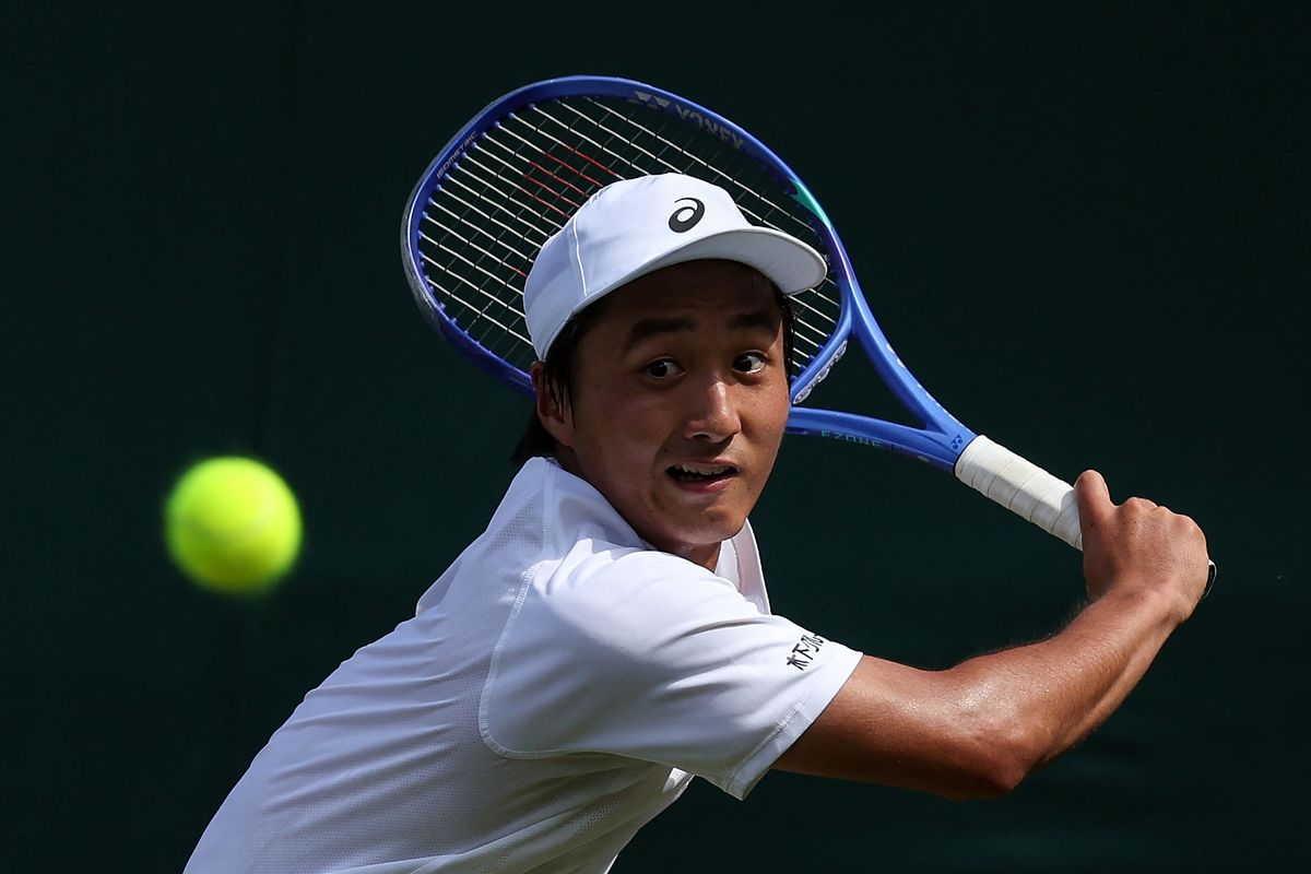 如何幽默地打招呼长相帅气的网球运动员