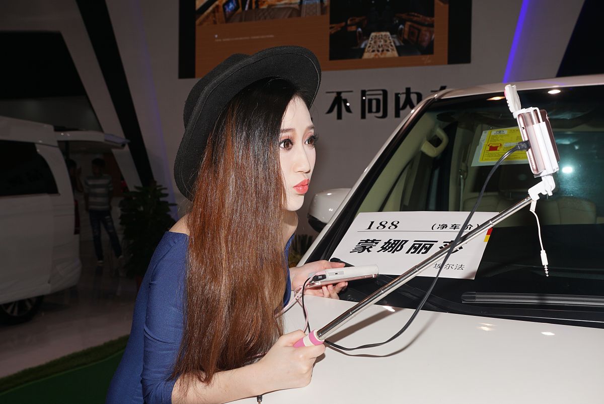 写一份搞笑汽车主播的抖音直播话术要求时长20分钟