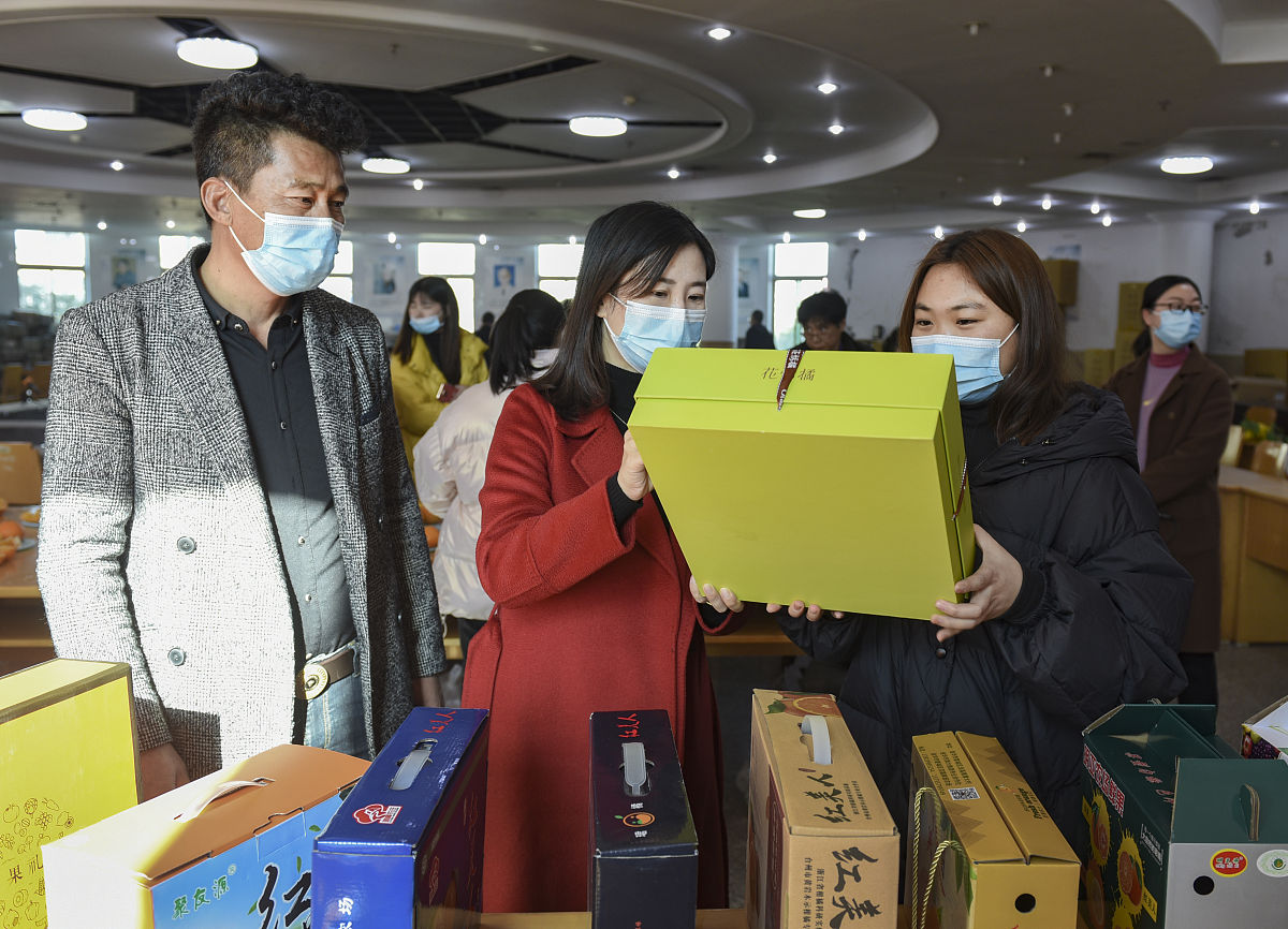 题目1：新形势下戏剧类图书出版思考

提纲
1.分析新形势下戏剧类图书出版现状；
2.分析当前戏剧类图书出版所面临的的问题，并给出解决方案或者建议；
3.结合以上两点给出文章结论。

要求：不少于3000字的论文，格式齐全，包括摘要、关键词及参考文献。