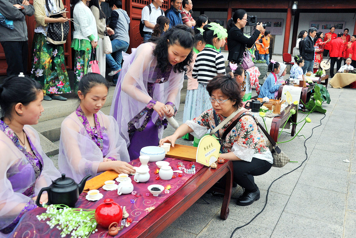 2016年5月7日,上海,两岸学生"百人百联楹联书法暨中华茶礼展示活动"如