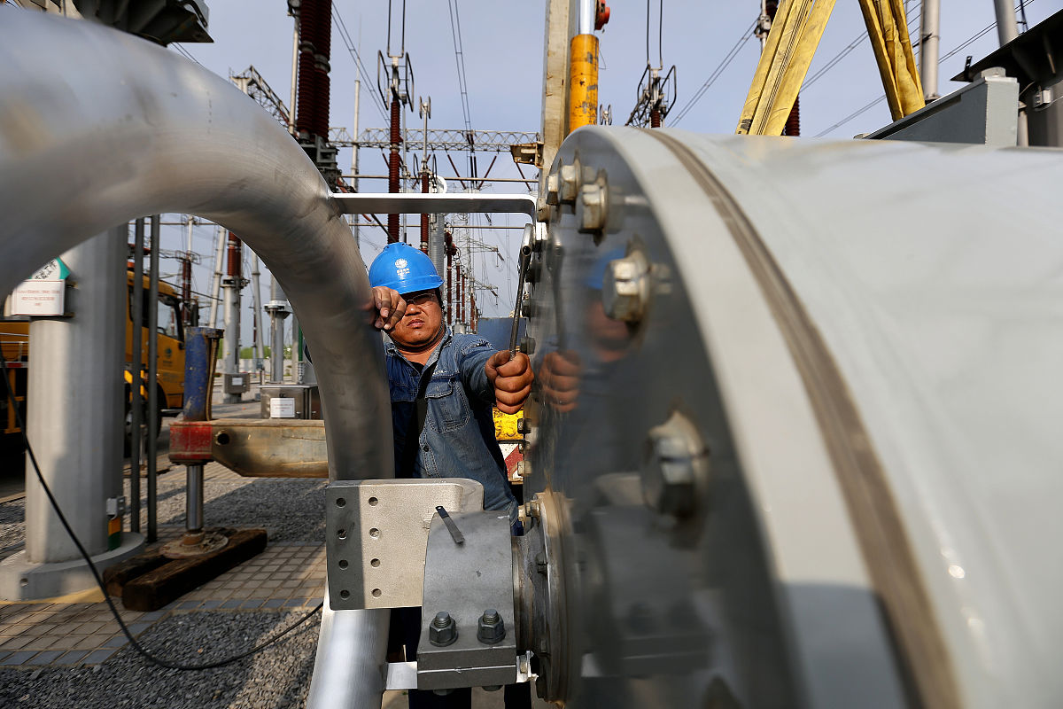 请对《中化企业电力维修中的安全问题及对策 》的提纲进行写作围绕现状-问题-原因-对策的思路来写保证其内容合理性和逻辑性不要乱写：