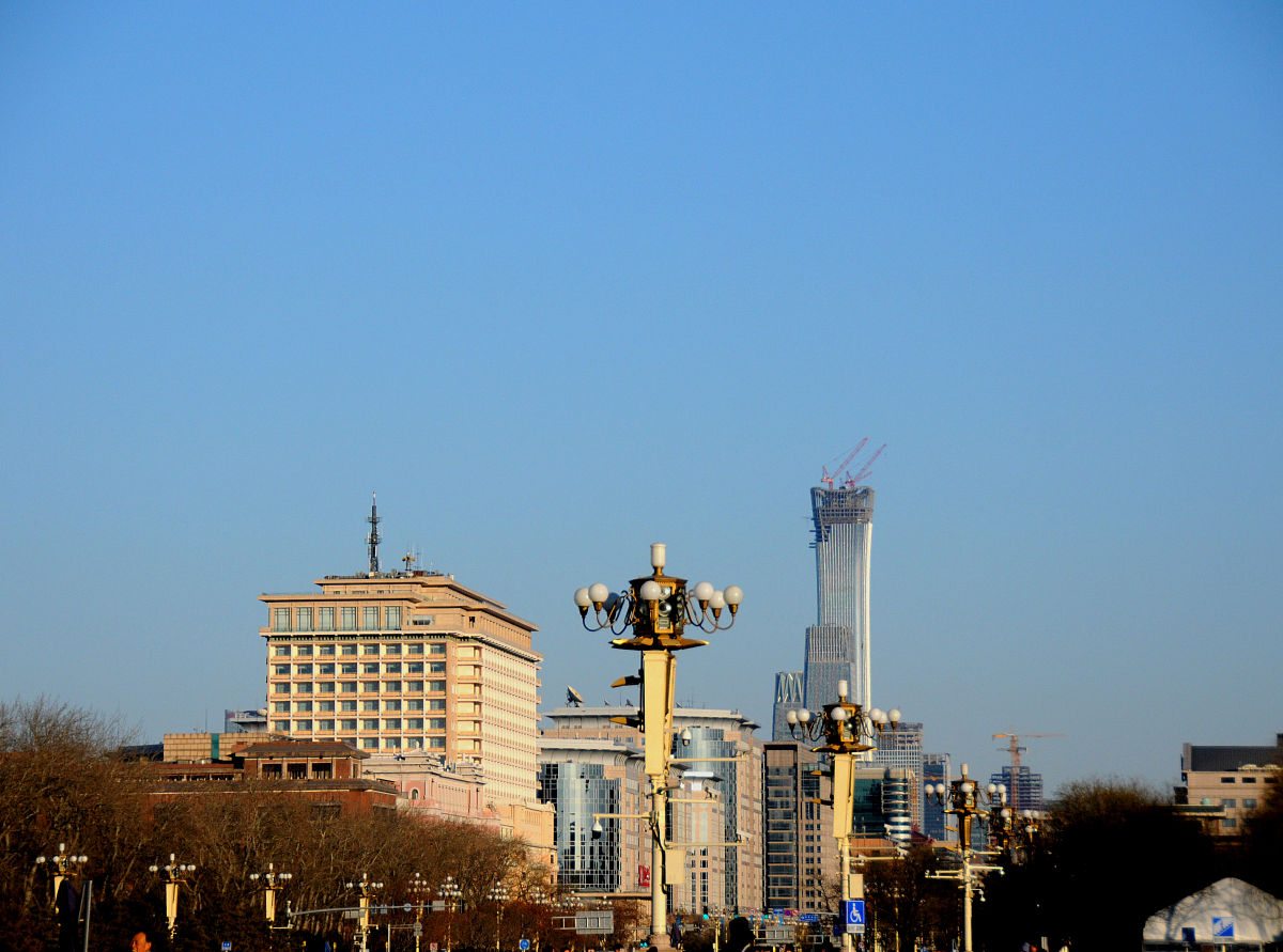 2017年12月24日,北京持续晴好天气,各地标建筑在蓝天的映衬下,美景如