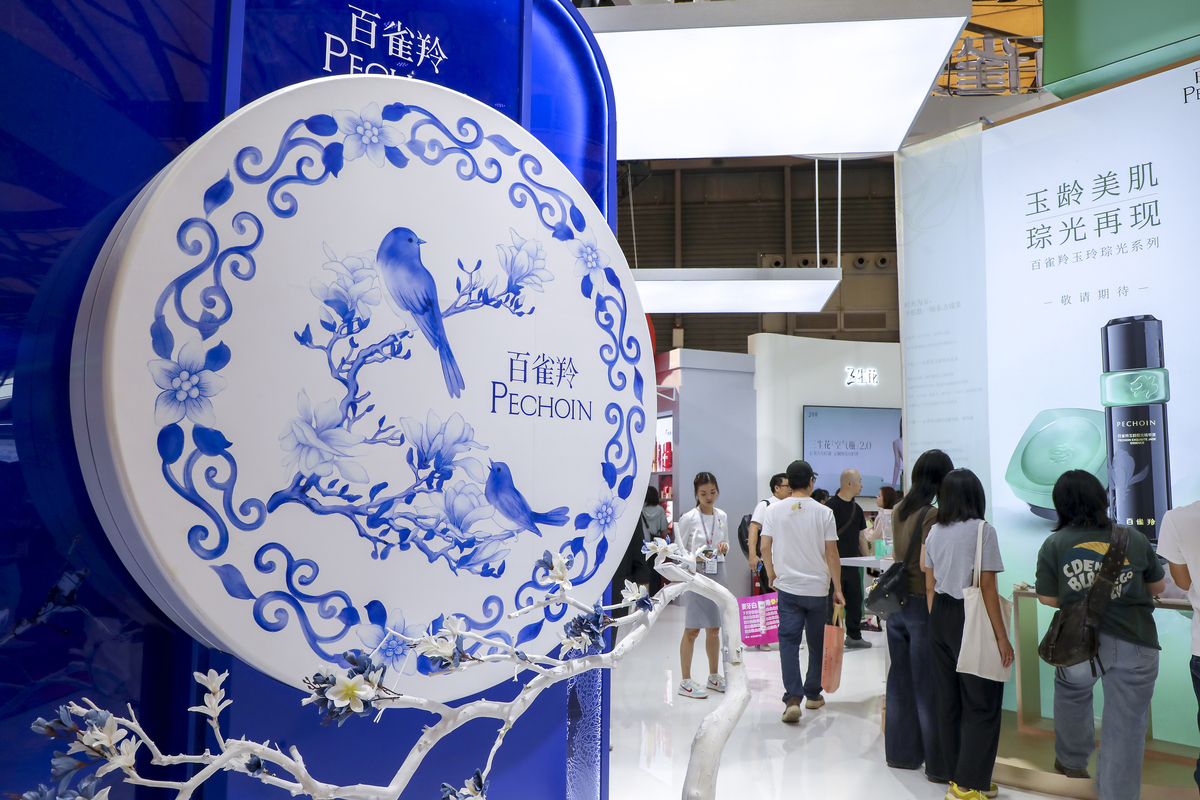 青花瓷装饰纹样在潮玩产品设计中的应用研究：文化传承与创意设计