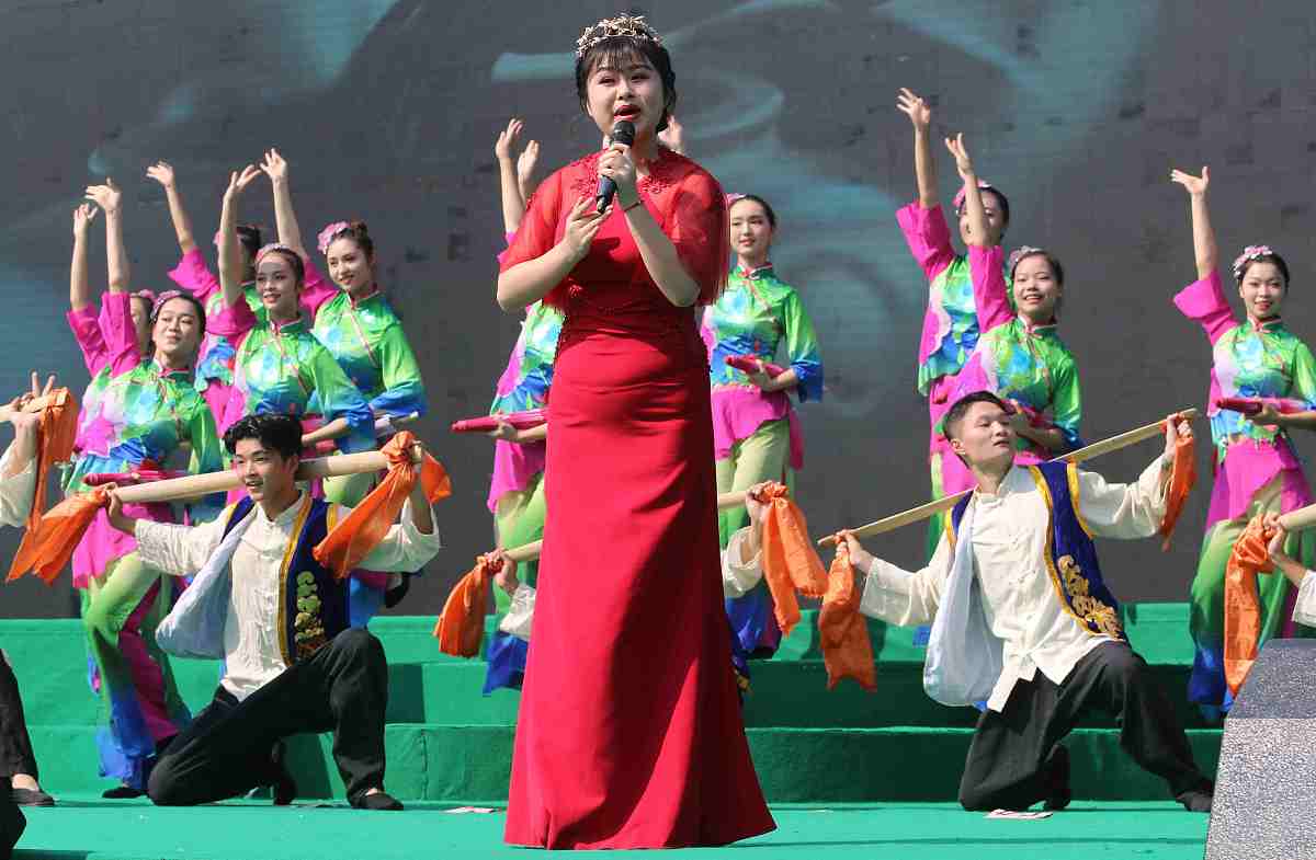 2023年高一诗歌朗诵会开幕词：青春之歌，永远传唱