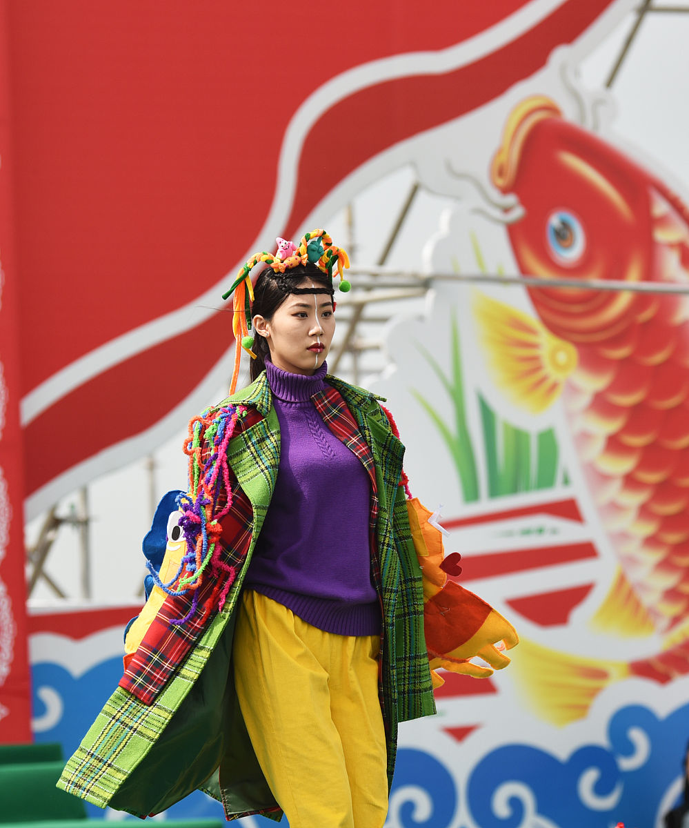 2021年7月10日,吉林松原,查干湖,独具地域特色的蒙古族服饰展.