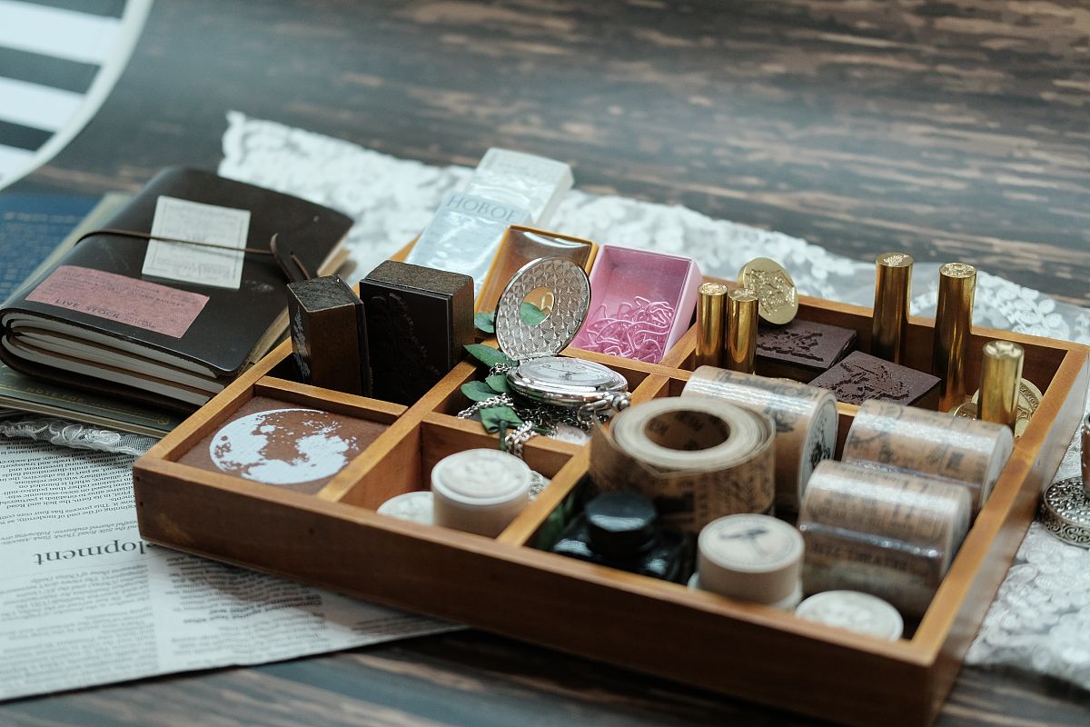 Hi Profaris这是吴教授送给你的礼物一套方便旅行用的茶具非常漂亮陶瓷是中国传统的礼物一般送给最好的朋友寓意永恒的友谊用英文面对面给Aria介绍礼物