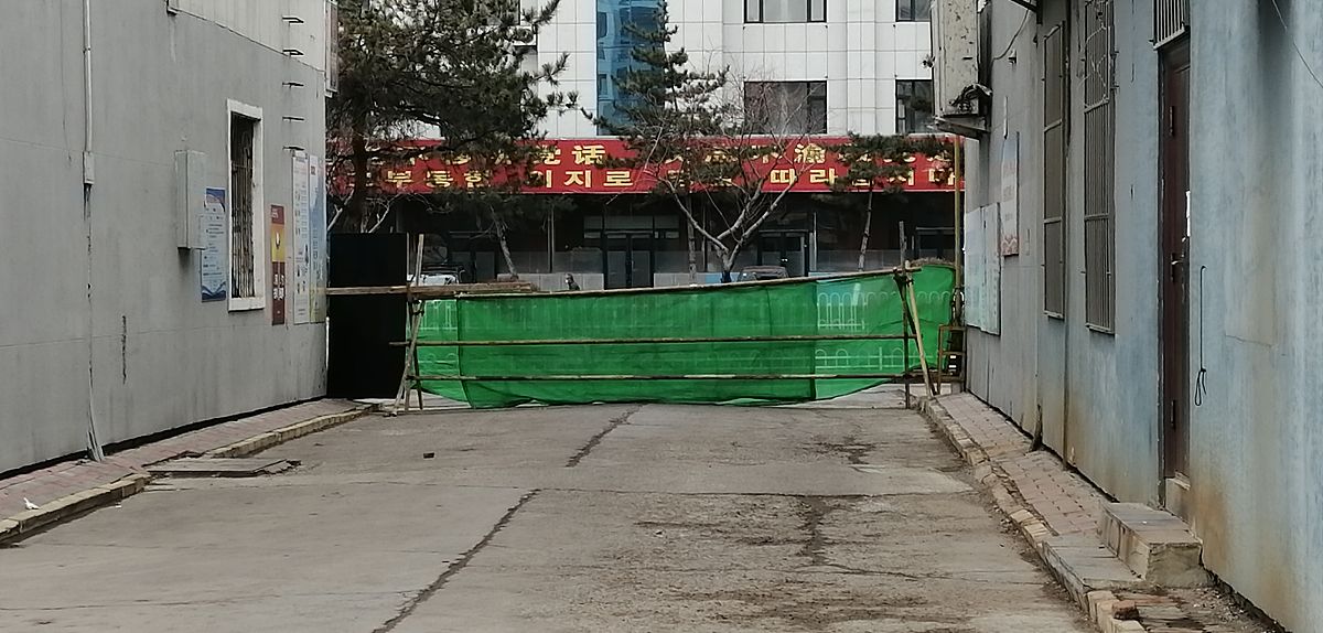 写一篇关于村书记协调新农都园区与住宅小区关于 新开路栏杆拆除及优化方协调会的会议纪要
