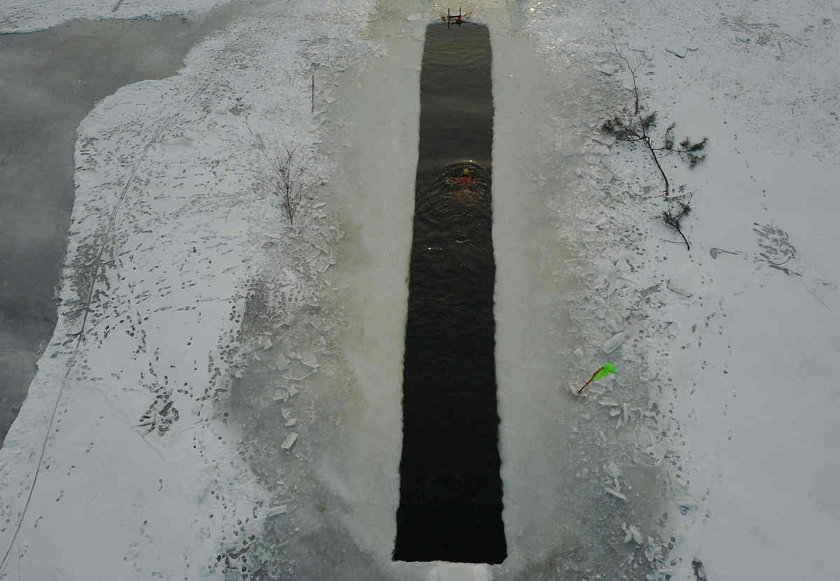 请对土木工程专业论文《 黄石道路桥梁施工中混凝土裂缝的成因及应对分析》的 612 A道路桥梁温度变化引起的裂缝的解决方案和效果评估进行写作 最好有表数据统计保证其内容合理性不要乱写：