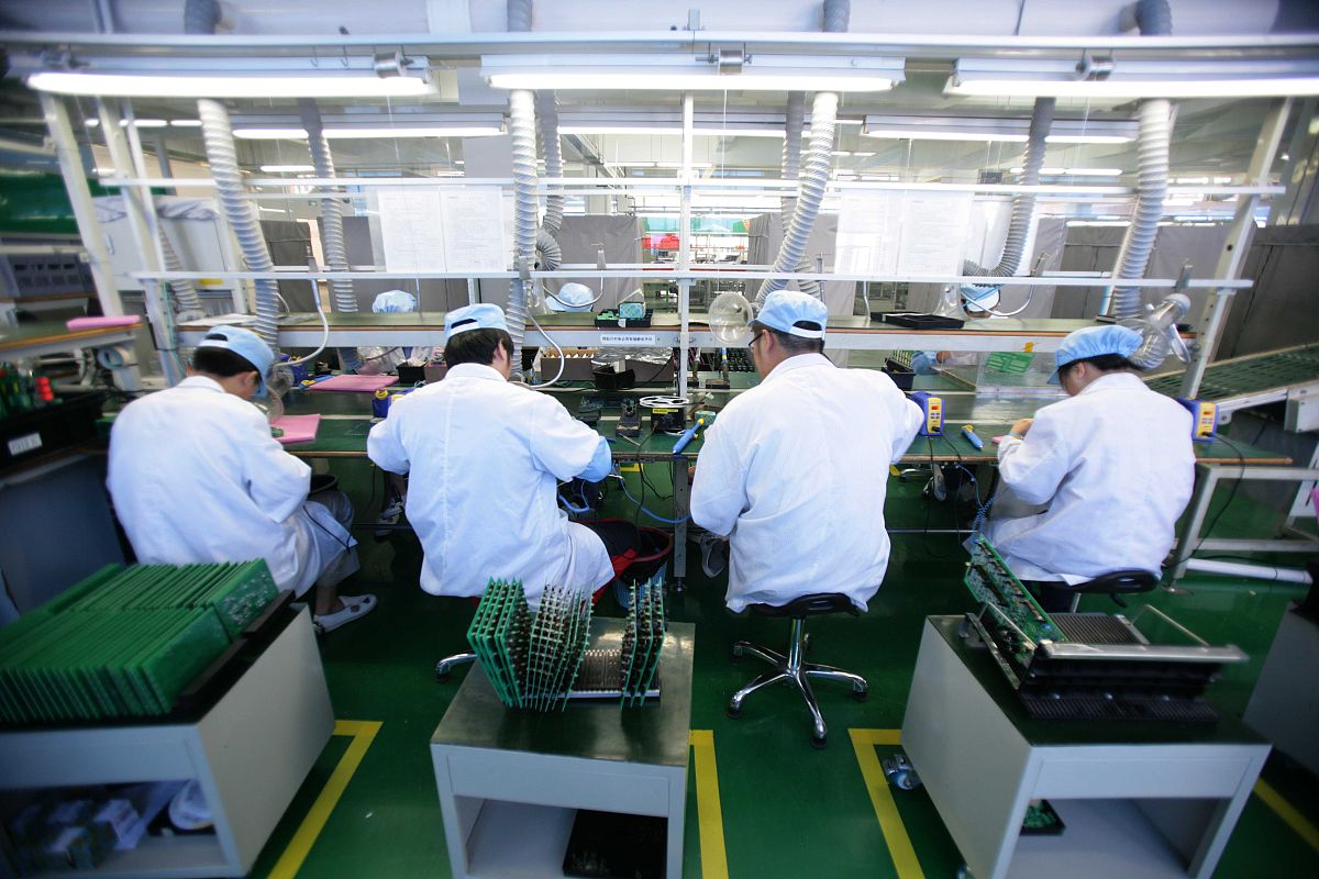 帮我写一条华灿光电的招聘朋友圈待遇6500左右