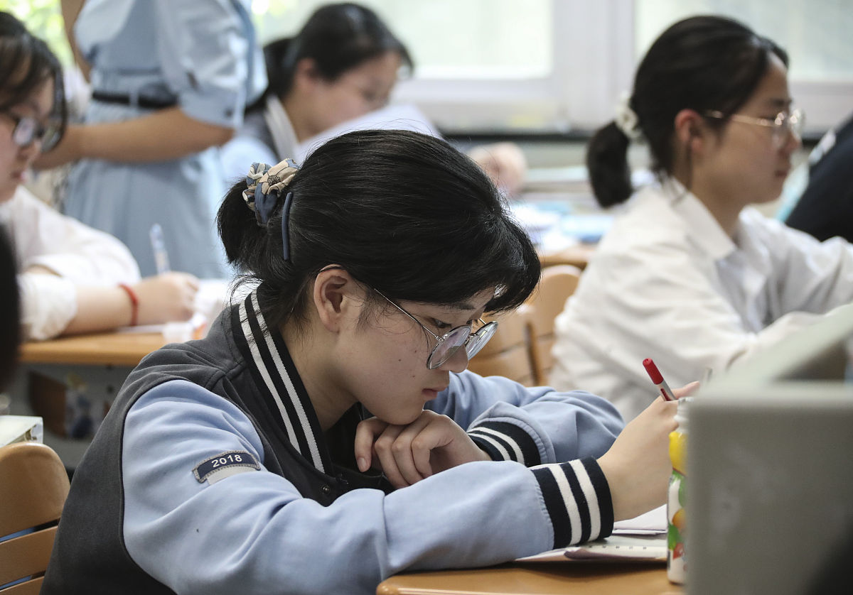 南京2023年女生中专学什么专业好-怎么样