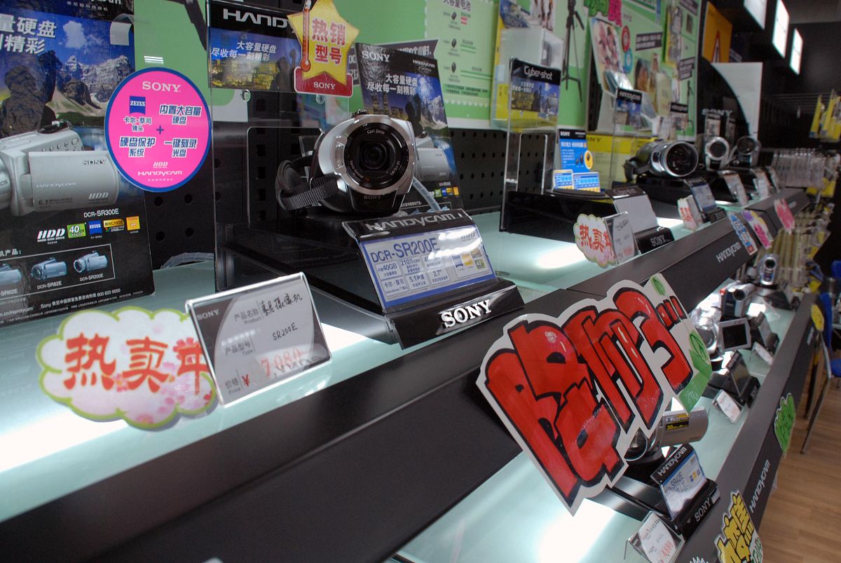 2007年7月25日,青岛,一个电子城里面展出的高清的sony索尼dv被挂上降