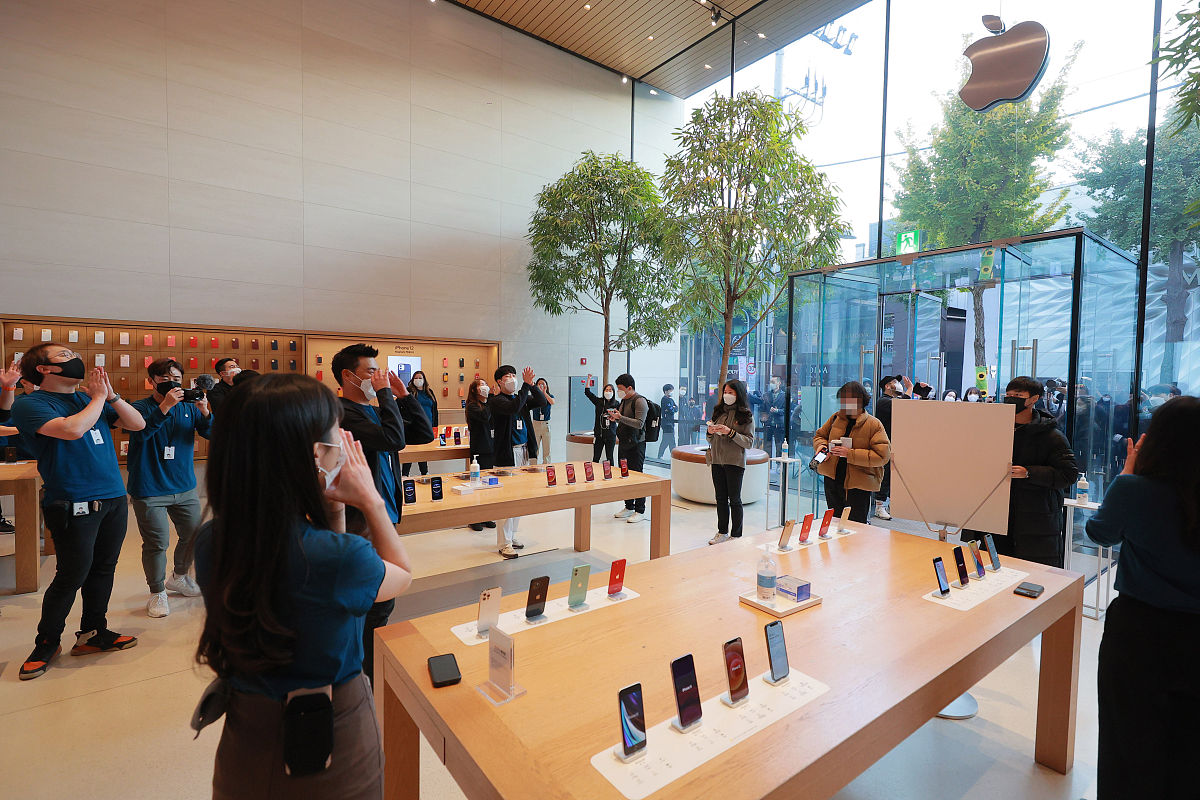 当地时间2020年10月30日,iphone 12在韩国上市,民众进店试用体验.'12 