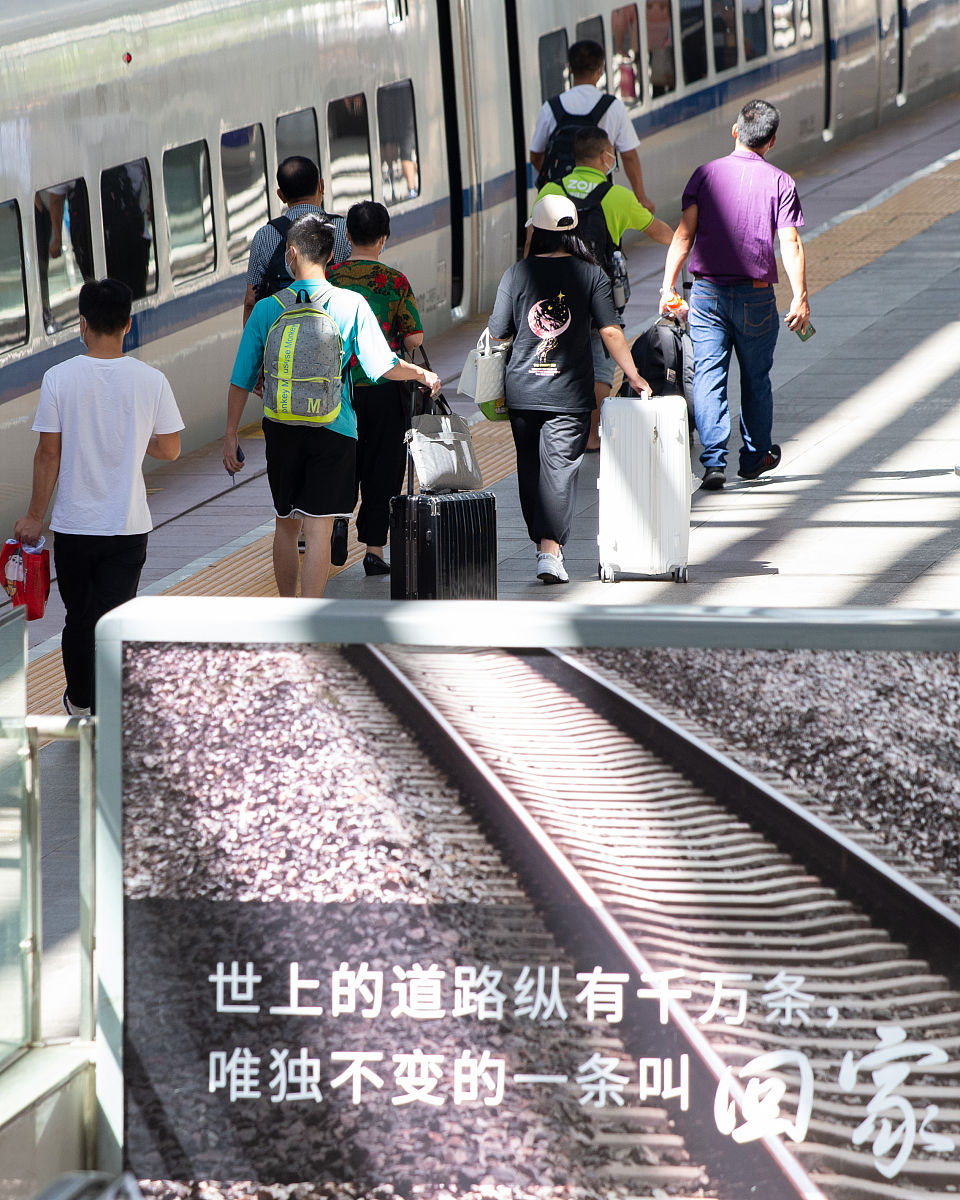 5日全国铁路预计发送旅客910万人次