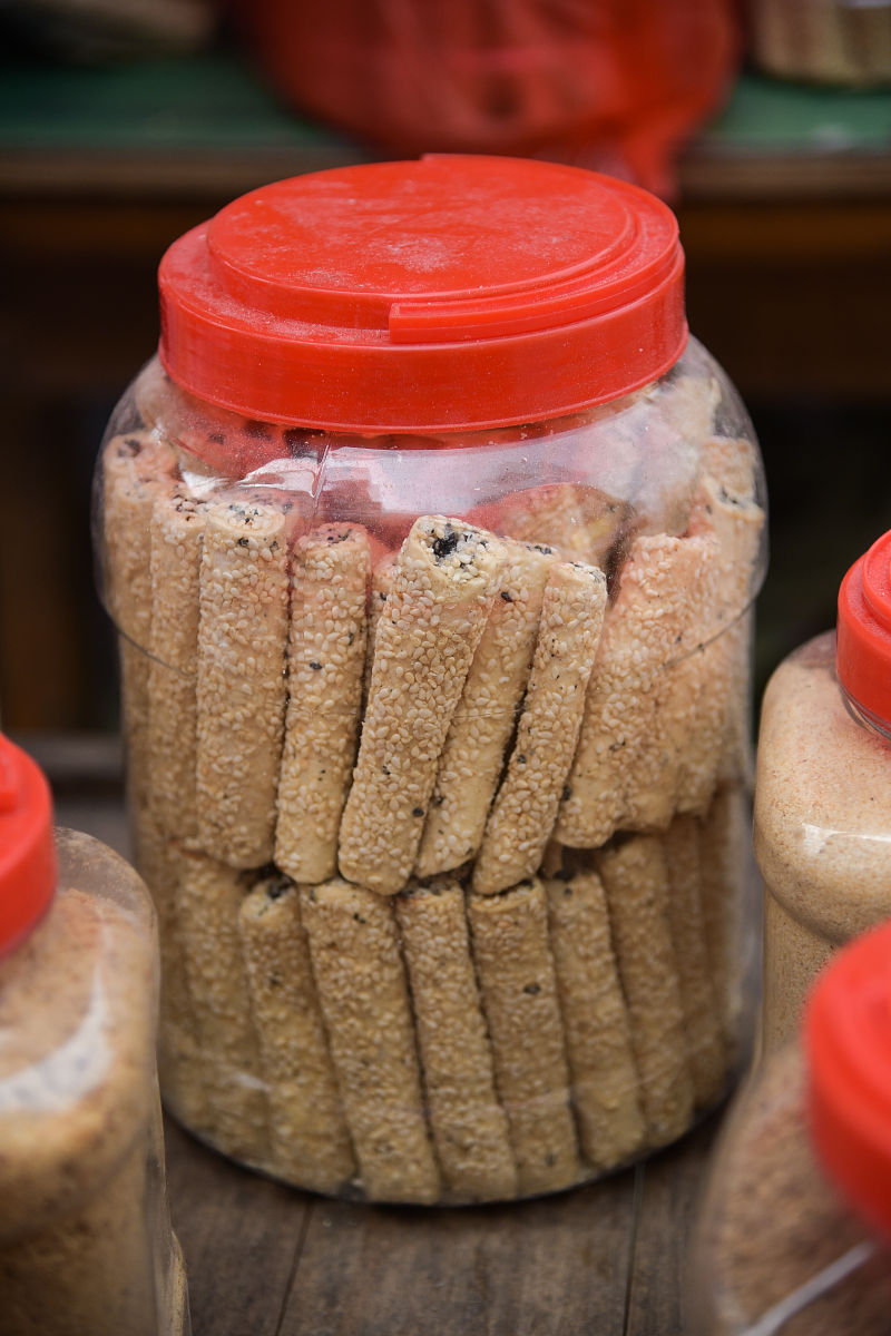 请将以下文字改写通顺更有逻辑：功能糖醇是糖的醛基、酮基或半缩醛羟基被氢还原后得到的多元醇化合物。目前我国市场上开发的糖醇均为具有独特功效的糖类碳水化合物根据它们的结构可分为单糖醇如赤藓糖醇、木糖醇、山梨糖醇、甘露糖醇和多糖醇如麦芽糖醇、乳糖醇、异麦芽酮糖醇12。由于其良好的物理化学特性功能糖醇已被广泛应用于多个领域。在食品和饮料领域中它具有甜度适中、口感清凉、热量低、溶解度高和稳定性优良等特点且不