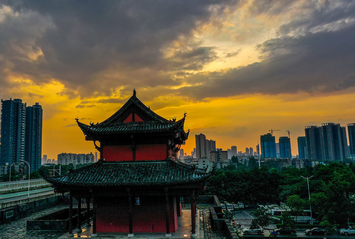 2020年8月5日傍晚,一场大雨突袭高温下的江城武汉,经过风雨洗礼后天空