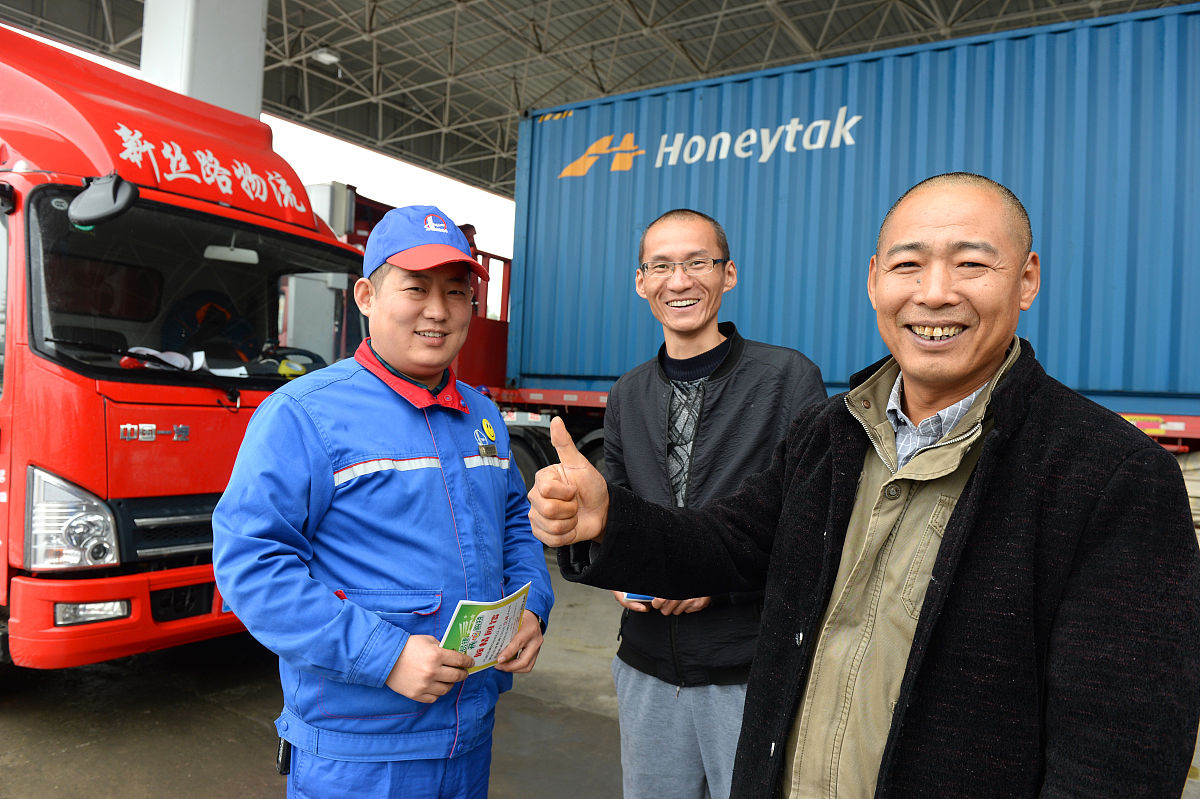 吃苦耐劳精益求精——记乙烯部优秀员工张建涛在浙石化乙烯部有这么一位优秀的员工张建涛他吃苦耐劳精益求精作出了令人赞叹的成绩赢得了领导、同事们的肯定和赞誉。浙石化乙烯部共建有三套140万吨年乙烯装置。在3个装置中张建涛所在的第一套装置被誉为乙烯之父是浙江省的骄傲和荣耀。张建涛从事乙烯生产已有20年他对工作非常认真负责。每天早上七点钟他便准时到达车间与同事们一起开始日常巡查、设备维护和生产运行。他深知自