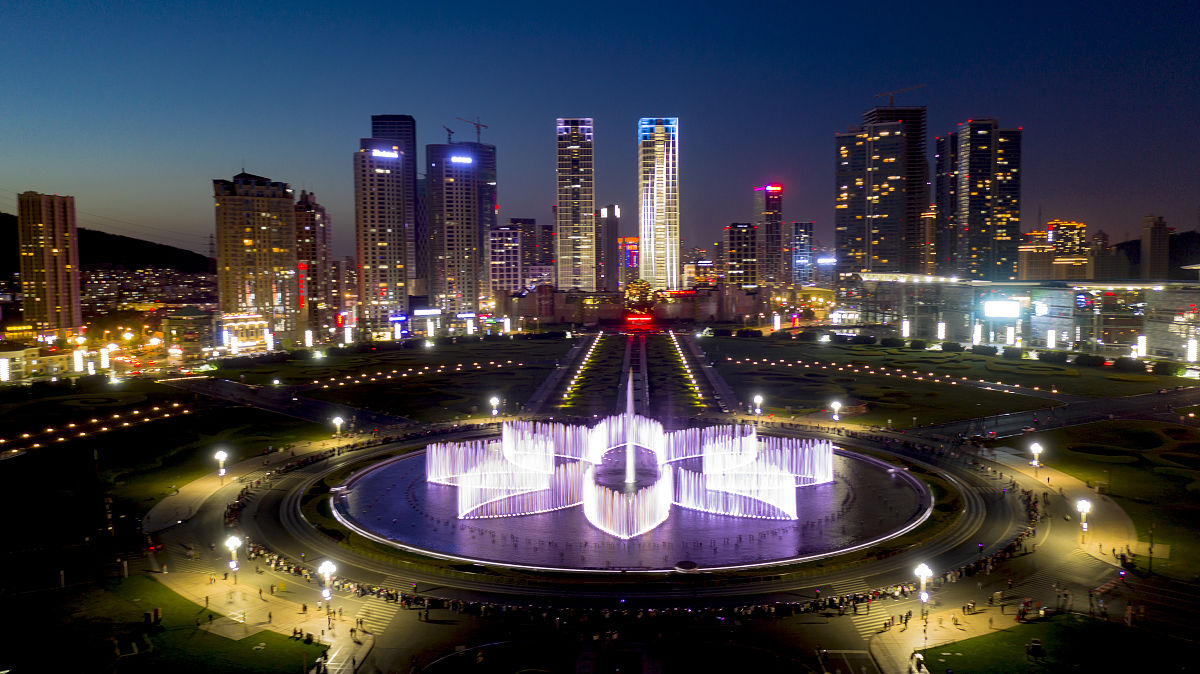 2021年5月8日,航拍中国辽宁大连星海广场夜景.喷泉.