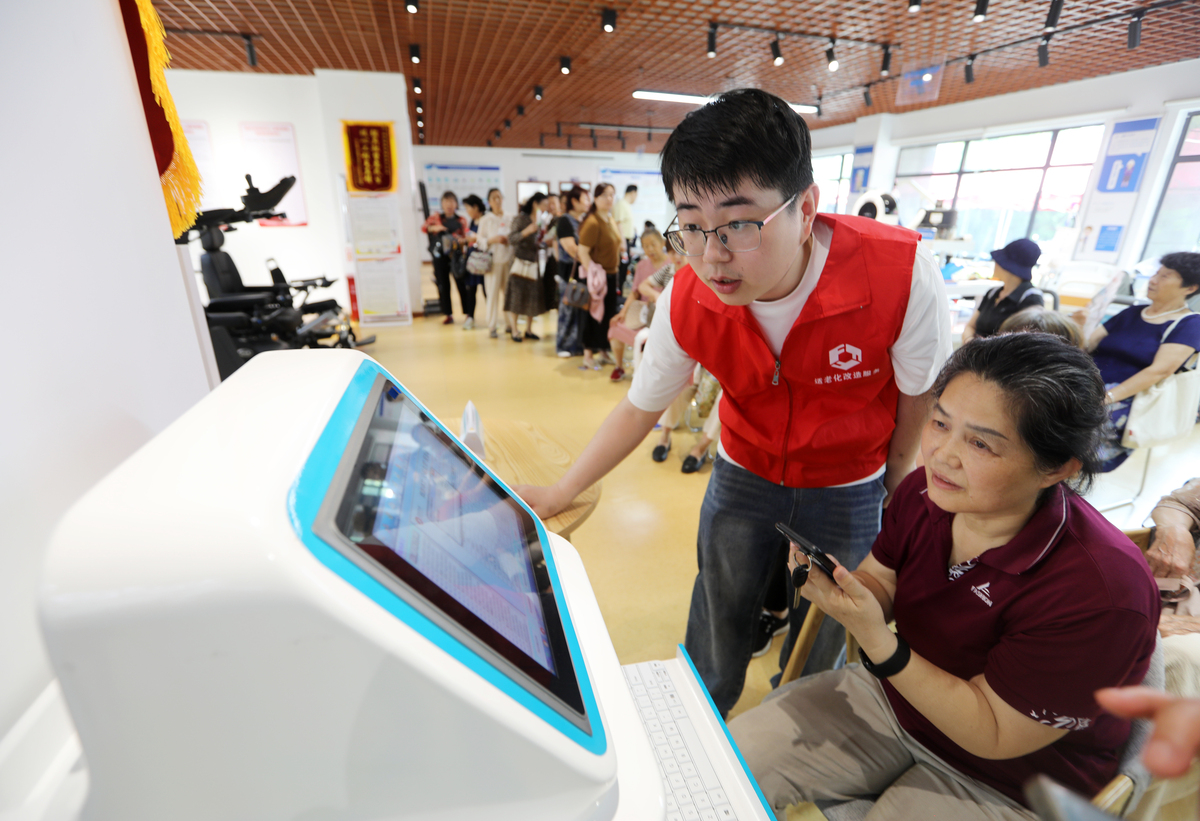 科技馆志愿者服务部：招募学生志愿者，维护秩序，传播科学