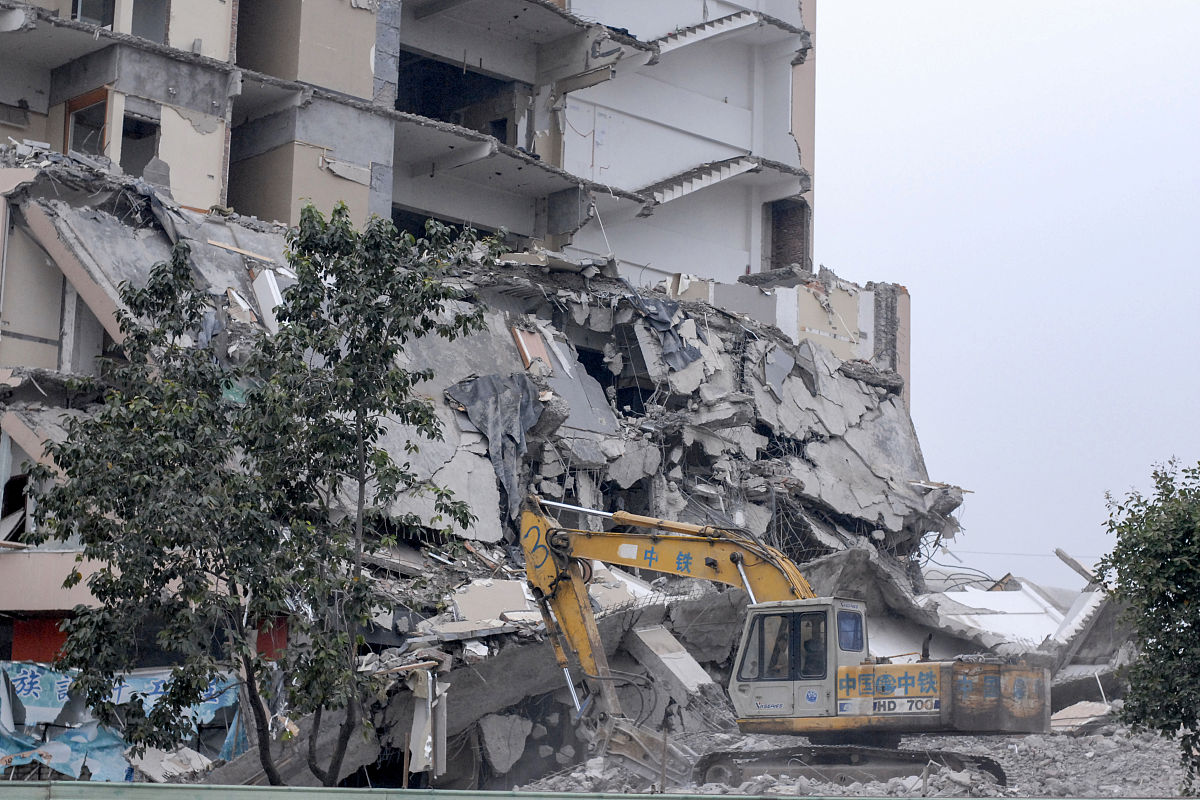 哪里的媒体曝光违建｜房屋被强拆找哪个部门反映问题？要求：创建一篇1500至2000字的解决方案