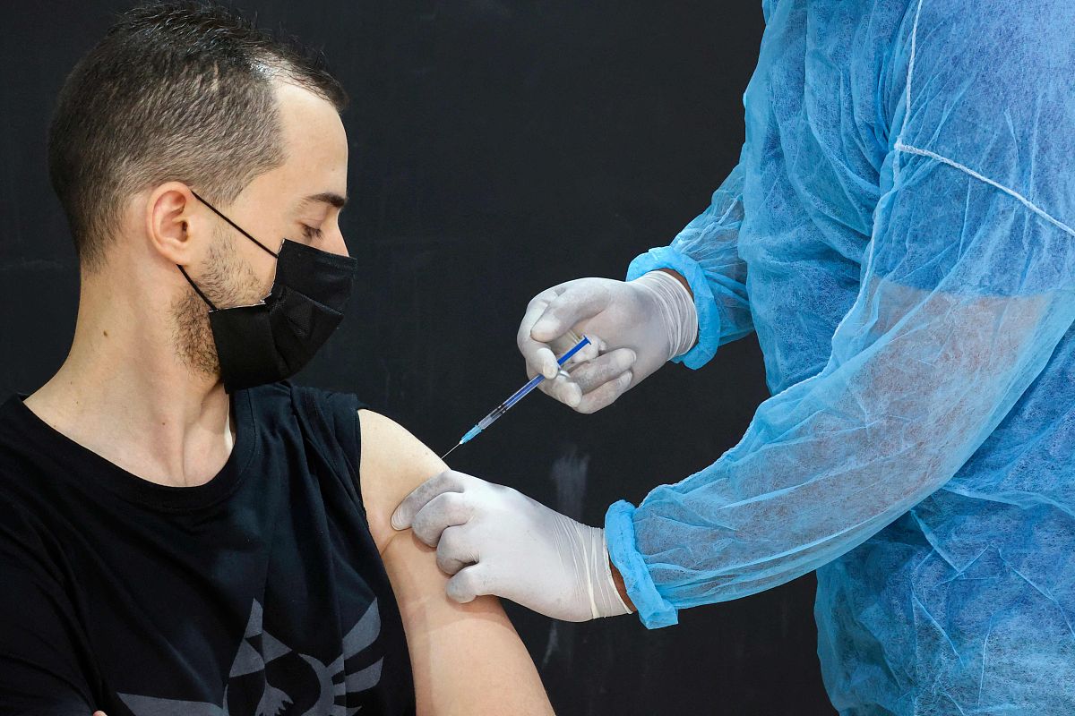 送礼是人类社会中一种普遍存在的行为它不仅仅是一种礼仪更是一种文化传承和交流。However there are significant differences between gift-giving practices in the West and in China 接下来我将从文化起源、宗教差异、社会主流价值观和风俗与习惯来介绍中西方送礼文化差异。用英语翻译以上内容