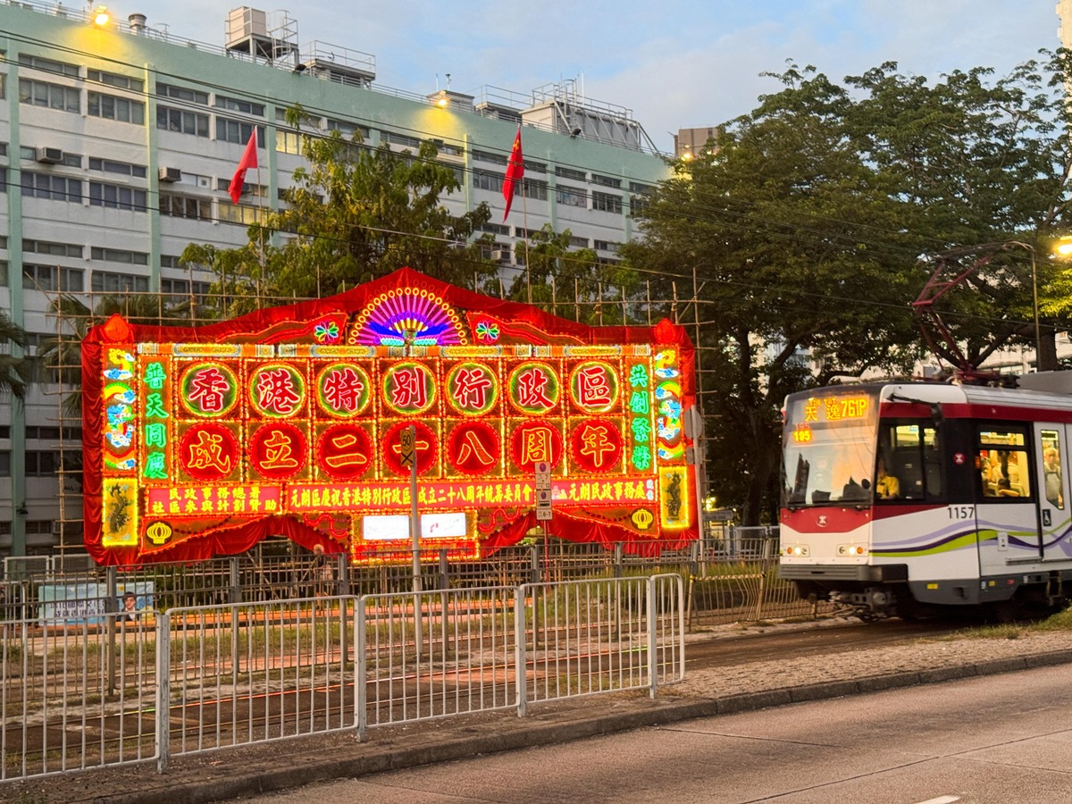 我想多听听你的童年成长经历。在香港长大是什么感觉？我在这里只介绍美国的宣传但很高兴见到来自那里的具有真实经验的人。