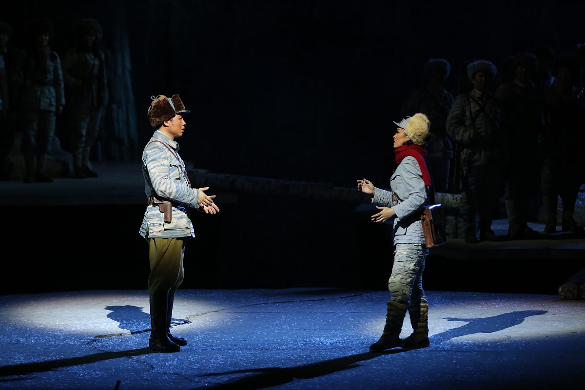 法国音乐剧中小王子中地理学家舞台服装色彩的特点