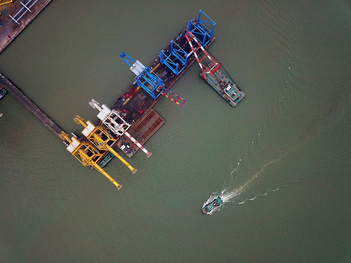 上海长兴岛去北广场怎么坐车帮我用210字详细描述