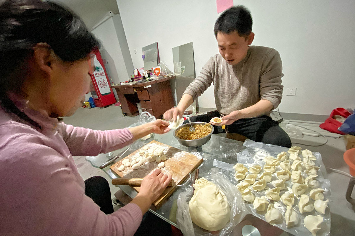 刘主任坐在诊桌前操作电脑王医生走过来喘着气说：主任主任借我两块钱。刘主任抬头看了王医生一眼说：怎么了？王医生回答说：刚在门口见了一个大妈叫的老惨了我想帮帮她。装作不好意思刘主任：看不出来你还挺有爱心啊。掏出两块钱王医生拿过钱转身准备走刘主任又问：她怎么叫的有什么难处？王医生：哦她说烤面筋两块钱一串老大声了。说完转身就跑刘主任起身就追。出十个标题