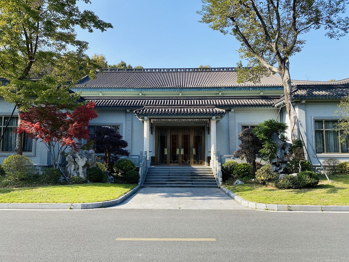 提炼重要的三个英文关键词四合院又称四合房是中国的一种传统合院式建筑其格局为一个院子四面建有房屋从四面将庭院合围在中间故名四合院。四合院就是三合院前面又加门房的屋舍来封闭。若呈口字形的称为一进院落；日字形的称为二进院落；目字形的称为三进院落。一般而言大宅院中第一进为门屋第二进是厅堂第三进或后进为私室或闺房是妇女或眷属的活动空间一般人不得随意进入难怪古人有诗云：庭院深深深几许。庭院越深越不得窥其堂。四