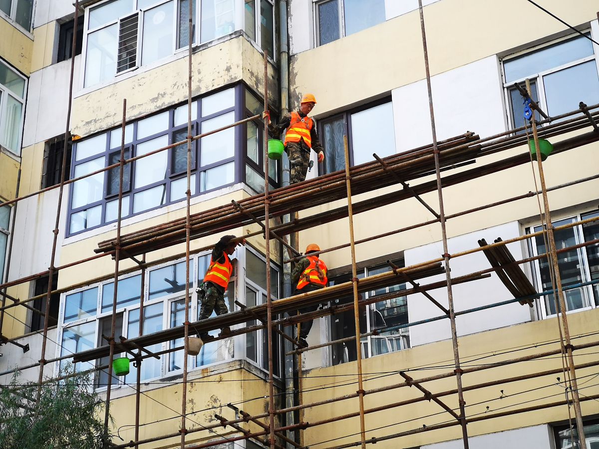 单位办公室外墙破裂，如何应对？