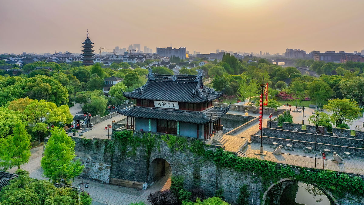 2020年4月26日,苏州盘门景区日出风光.