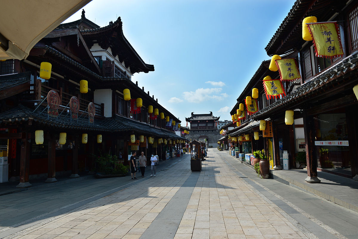 论文题目为《赣州宋城文化的文旅转化路径和发展举措研究——以赣州历史文化旅游街区为例》一定注意论文结构一定写详细些一定要有参考文献字数必须5000字