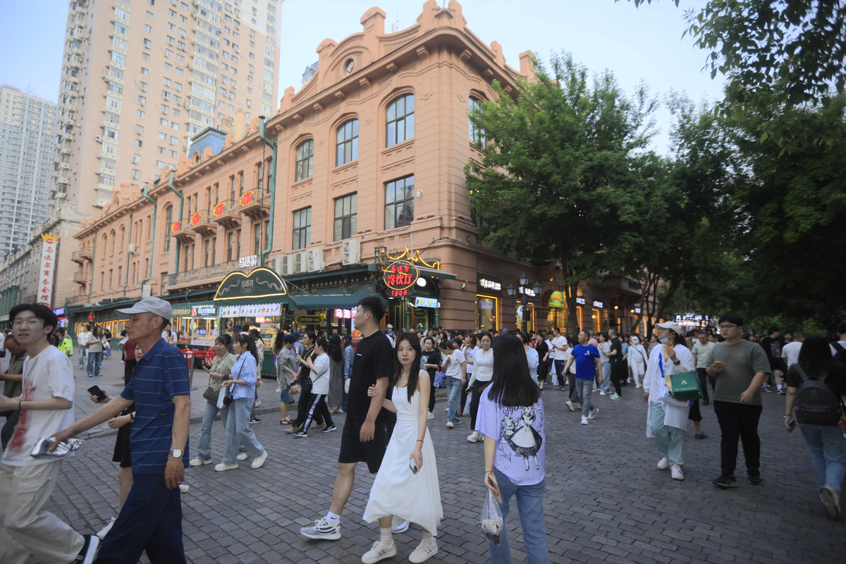 沈阳大街：沈阳市中心繁华商业街