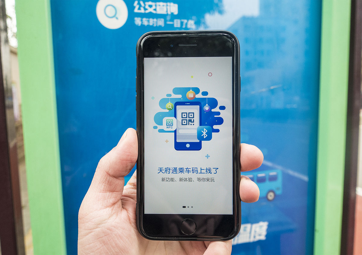 2019年1月9日,成都地铁,市民使用天府通二维码"扫码乘车".