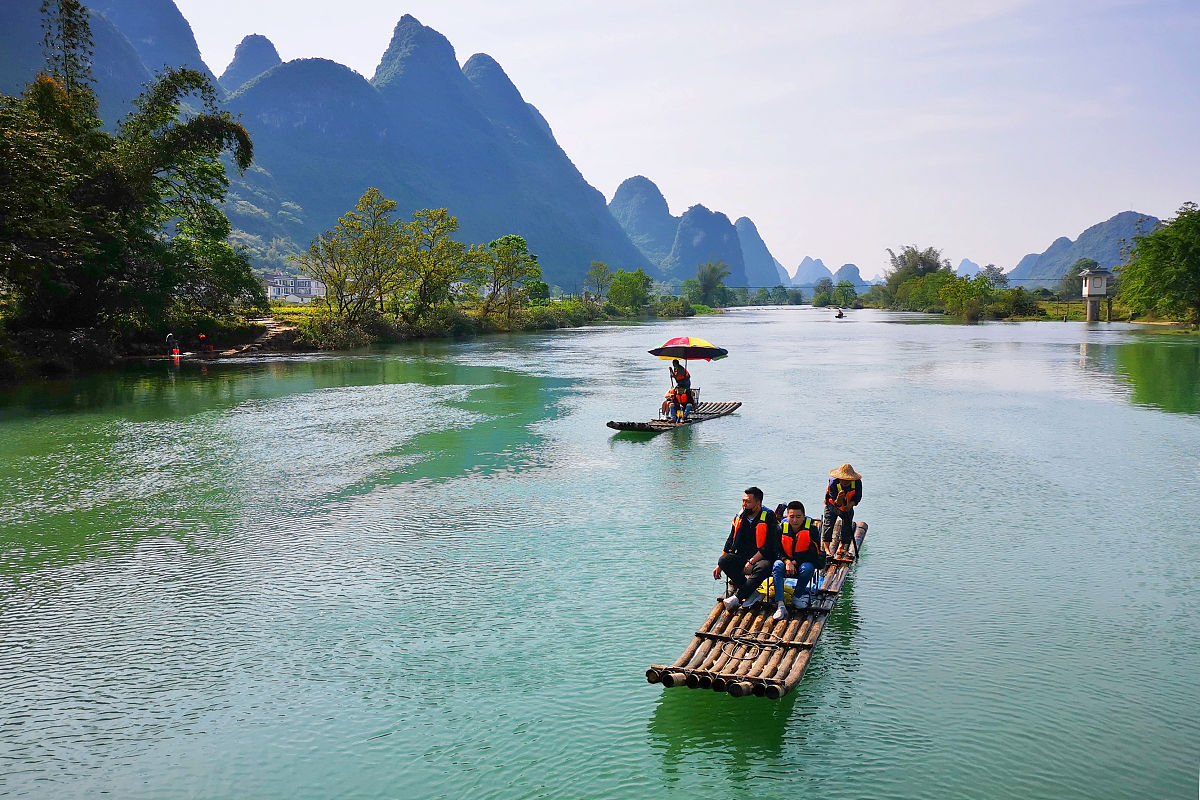 在繁忙的都市生活中我们业务测试四组决定组织一场别开生面的桂林之行。我们共有 8 名成员分别来自广州和深圳为了更好地享受这次旅程我们提前做好了充分的准备。第一天我们分别从广州和深圳出发经过几个小时的路程终于到达了美丽的桂林阳朔。一到达阳朔我们就被这里的自然风光所吸引。傍晚时分我们前往桂林千古情景区欣赏了精彩的演出。随后我们回到住处入住漓江旁的客栈。第二天一早我们乘着竹筏沿着遇龙河欣赏沿途的美景。沿途
