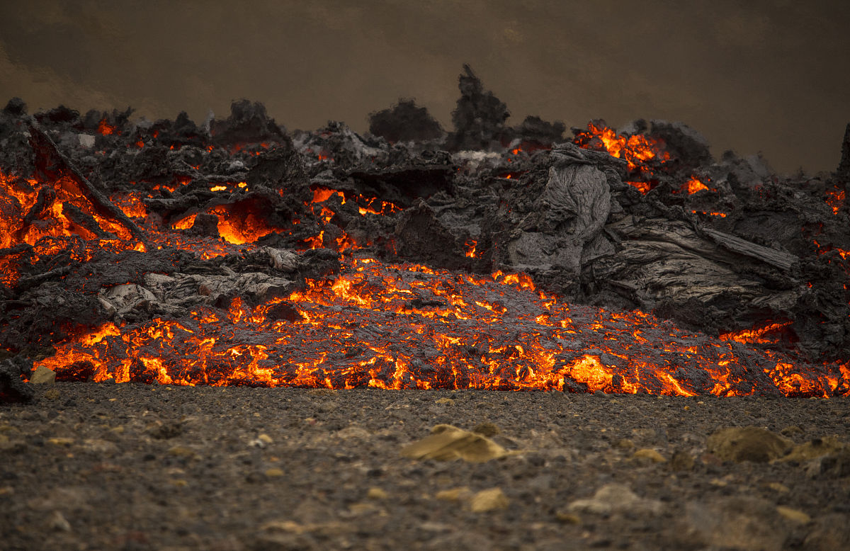 当地时间2021年4月5日,冰岛,格尔丁达鲁尔(geldingadalur)火山口东北
