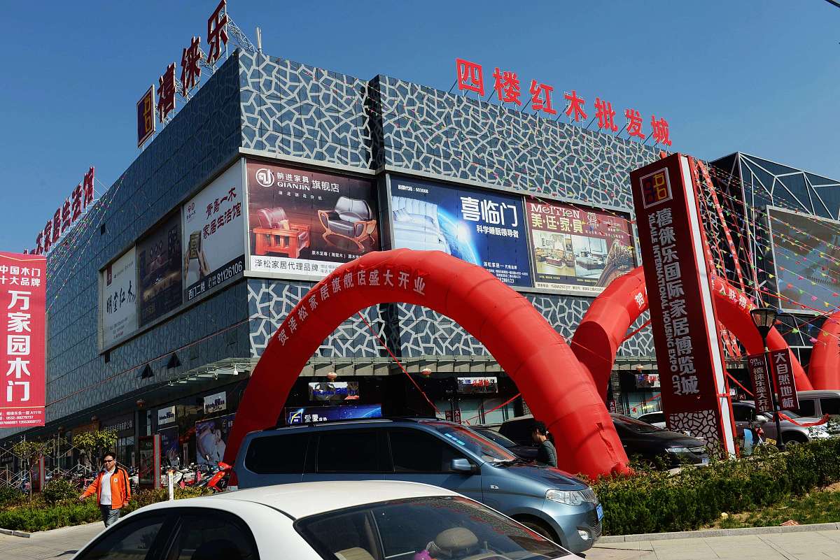 2013年10月6日,十一长假,山东青岛众多商铺开盘销售,众多市民利用假期
