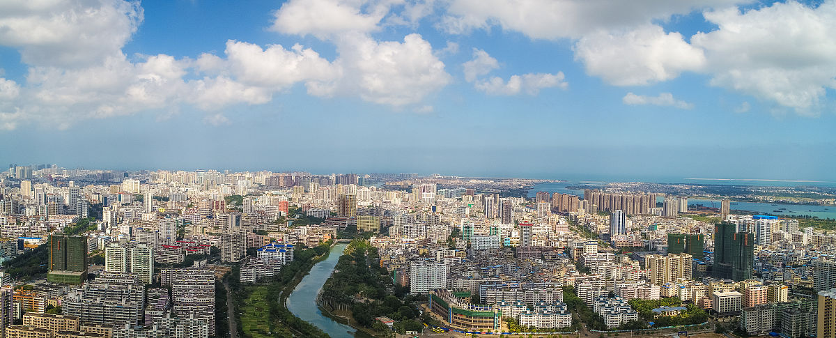 2019年1月30日,俯瞰海南省海口市,风光秀丽的滨海城市在蓝天白云的映