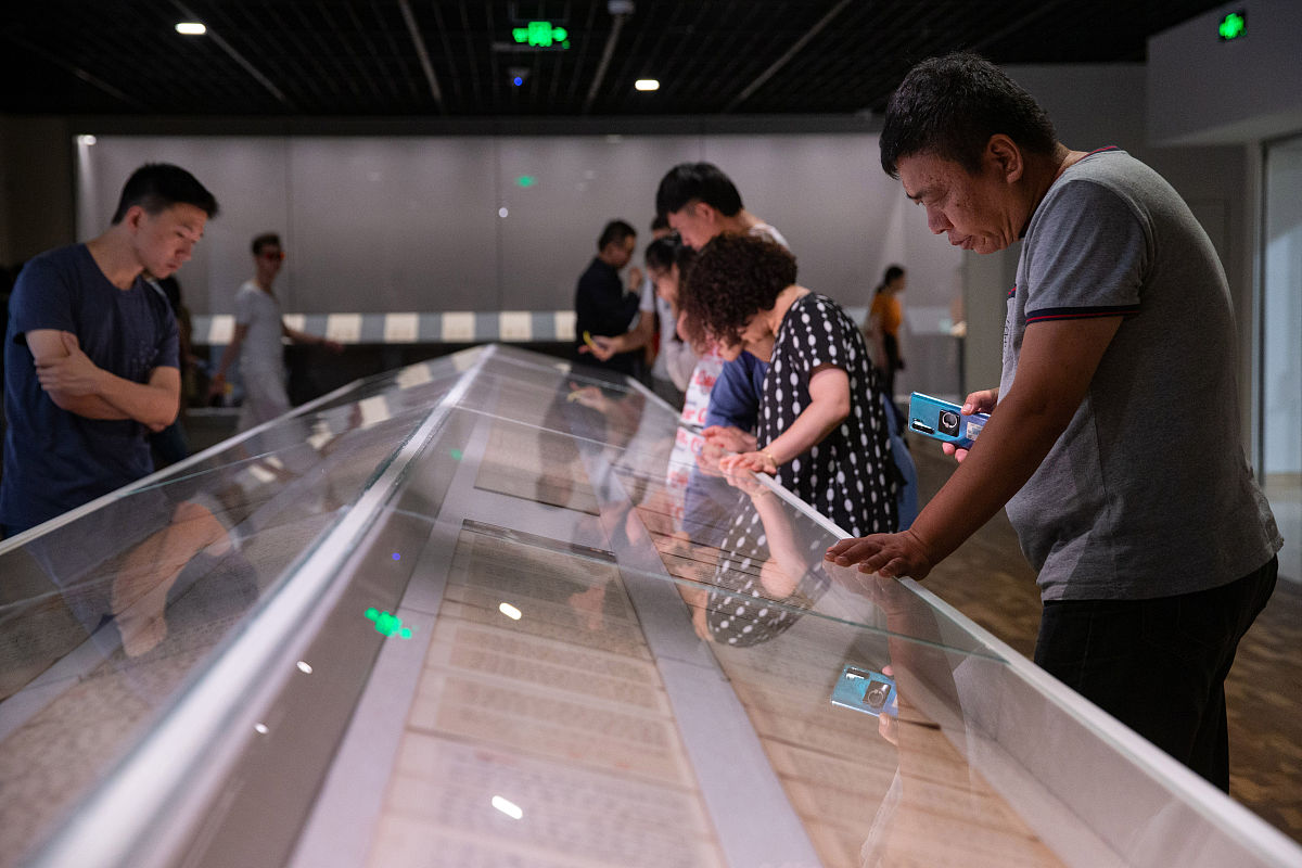 2019年7月2日,南京,观众在展览上参观展出的书法作品.