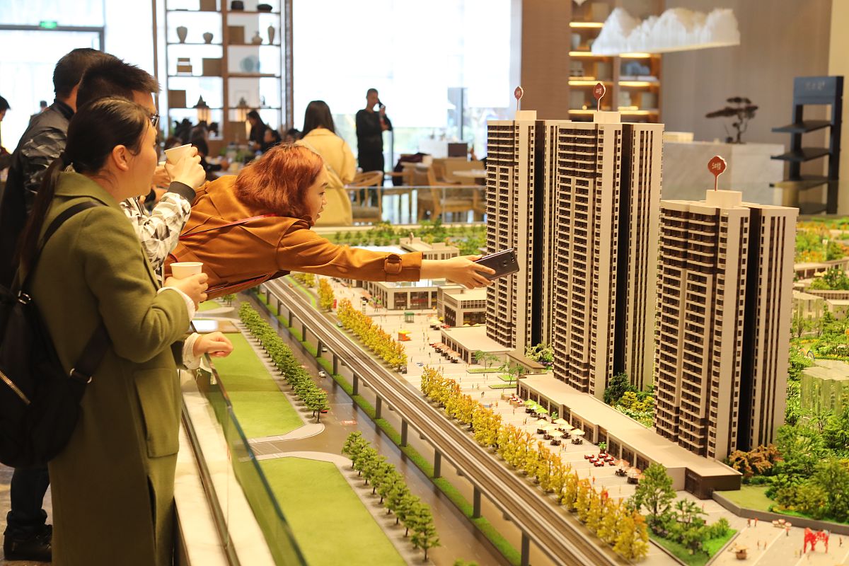 改写一个短视频脚本住在房总东悦府东耀府买菜方便么？这应该是这个系列里最轻松的一期视频因为总建筑面积16万方的大型综合农贸市场跟我们东耀府就是一路之隔今天我们视频记录一下去农贸市场买个菜需要多少时间。倒计时开始倒计时结束用时3分钟就可以走到蜀山农贸市场。作为生活刚需配套我们业主近享生活便利。