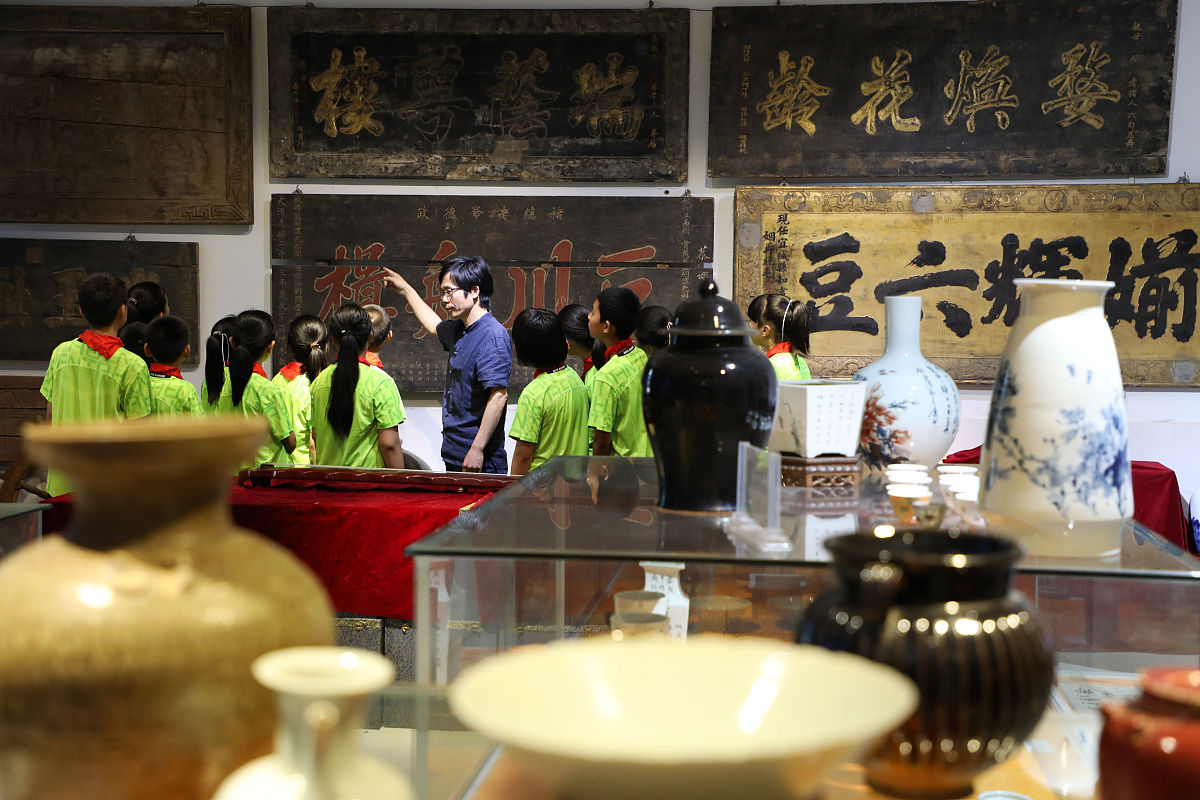 老紫问老绿：喝老白干吗？老绿说老青的店老黑了，不去！