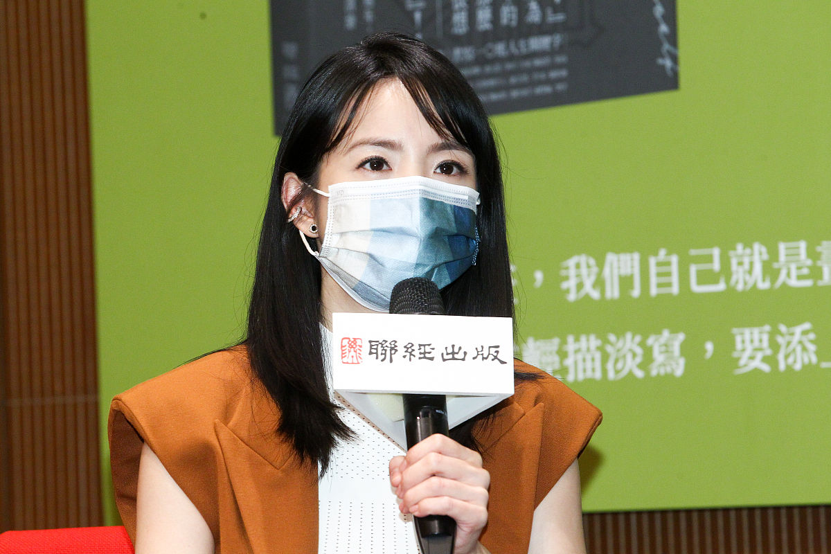 2022年1月18日,台北,林依晨在信义诚品6楼视听室举行新书《做自己,为