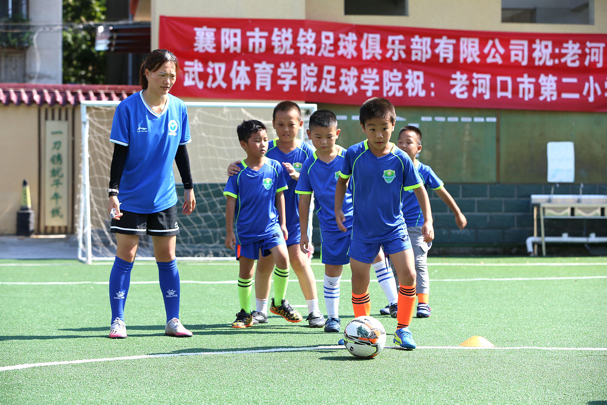 2021年7月30日,湖北省襄阳市,在老河口市第二小学校内暑期托管足球课