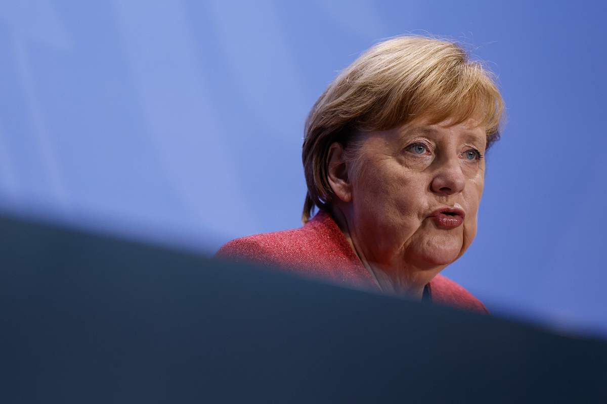 花粉过敏怎么办1 避免接触花粉：在花粉高发季节尽量减少外出特别是在早晨和傍晚时段。如果必须外出可以戴口罩、带帽子、穿长袖衣服等方式减少接触花粉。2 室内清洁：保持室内空气清新经常打扫、清洁地面、窗帘、床上用品等减少室内花粉的积累。3 药物治疗：可以使用抗组胺药物、鼻喷剂等缓解症状。如果症状较严重可以咨询医生开具药物治疗方案。4 食疗：多食用富含维生素C、E的水果和蔬菜如柠檬、橙子、草莓、菠菜等有助