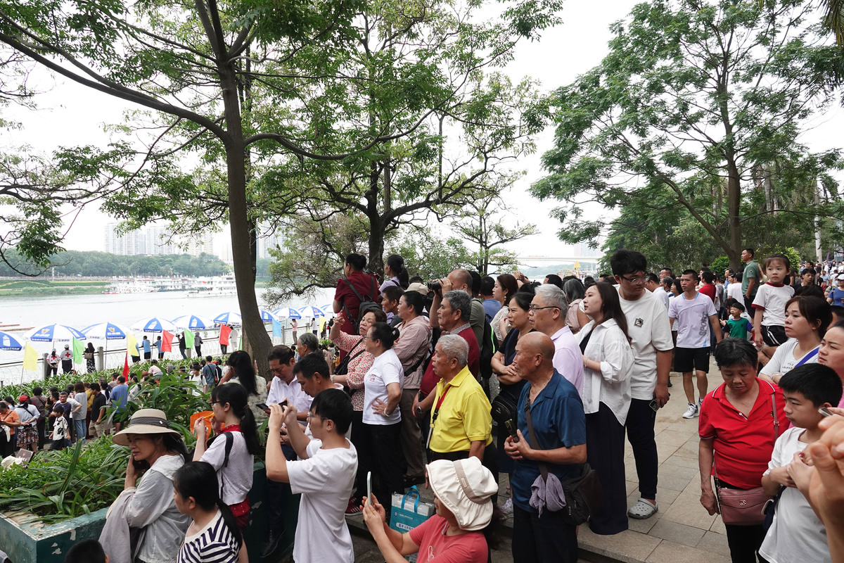 对下面这段文字进行修饰：傍晚团队选择了人流量最多的玉壶公园对在广场上玩耍游玩的路人进行随机调研。